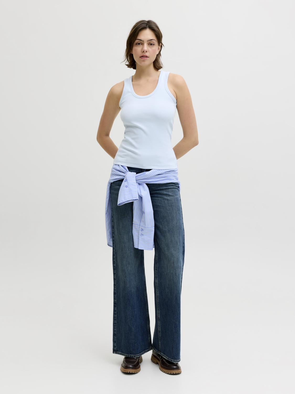 model_shot-front_full